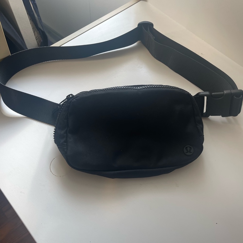 AUTHENTIC LULULEMON BELT BAG !!!